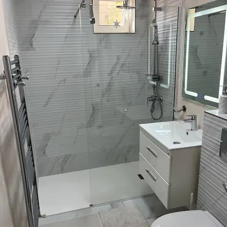 Luxury Apartment *
